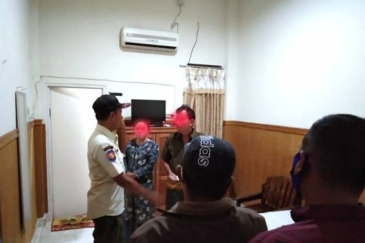 Oknum PNS Tertangkap Basah Istri lagi Berduaan dengan Wanita Lain di Kamar Hotel Tanpa Busana