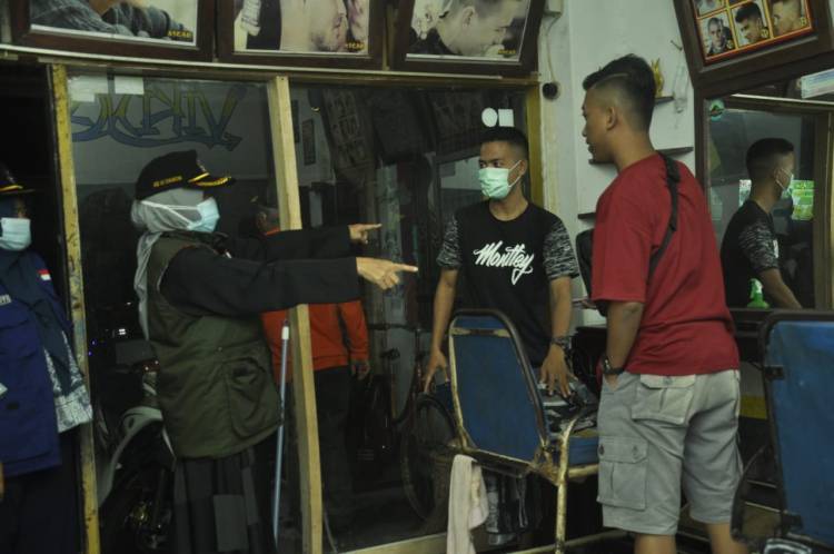 Siang dan Malam, Kapolres Banjar bersama Walikota Banjar Kembali Turun Ke Jalan Woro-woro Protokol Kesehatan dan PPKM 