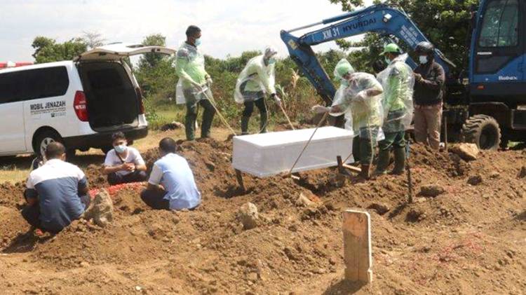Peti Jenazah Korban Covid-19 Dibongkar Paksa, Anak Korban: Ini Bukan Jenazah Ibu Saya!