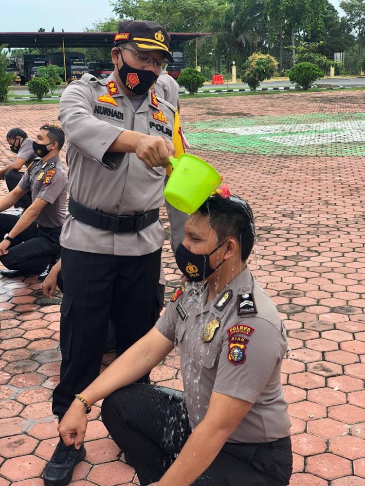 Kapolres Rohil Pimpin Upacara Kenaikan Pangkat 76 Personilnya
