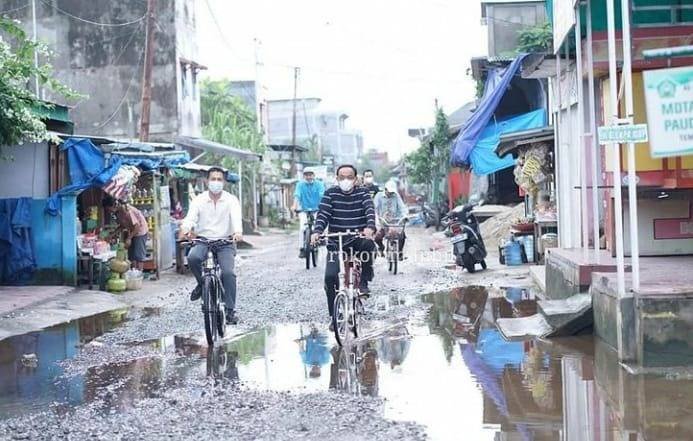 Sambil Bersepeda, Bupati Inhil HM. Wardan Tinjau Infrastruktur di Kecamatan Tembilahan Hulu