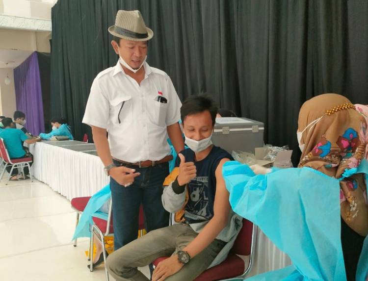 Kejar Pencapaian Herd Immunity, KONI dan Kadin Inhil Lakukan Vaksinasi Tahap Dua