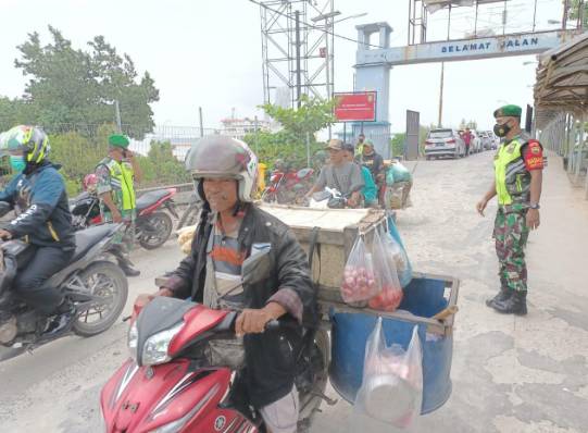 Babinsa Koramil 04/Rupat Gelar Pendisiplinan Protokol Kesehatan bagi Penumpang Kapal Roro