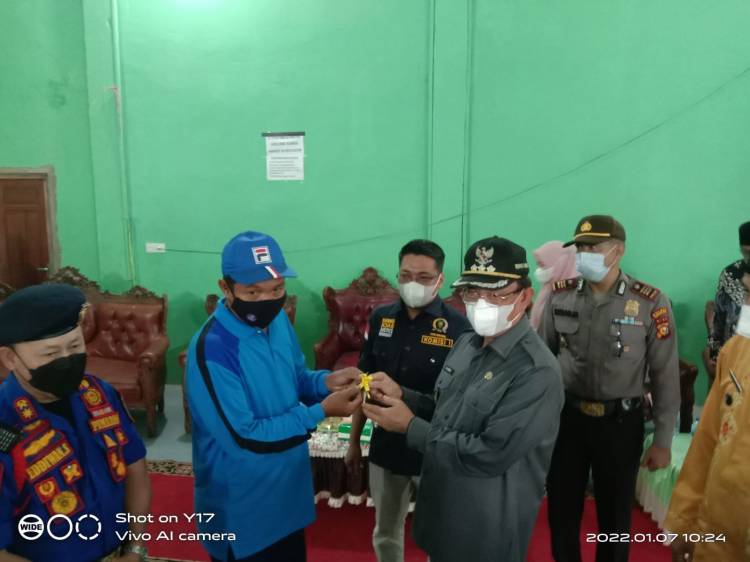 BUPATI INHIL BERSAMA ANGGOTA DPRD INHIL BAMBANG HERMANTO SERAHKAN BANTUAN KENDARAAN PEMADAM KEBAKARAN