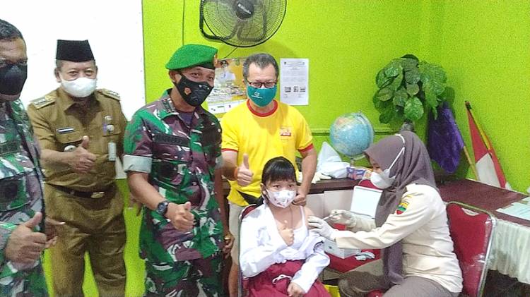 Dandim 0314/lnhil Tinjau Langsung Pelaksanaan Vaksinasi di Dua SDN di Tembilahan