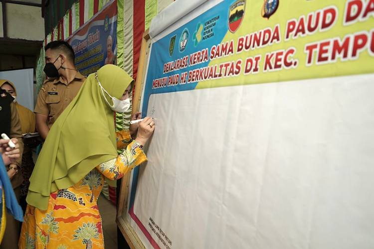 Bunda PAUD Inhil Hj. Zulaikhah Wardan Buka Bimtek Pengembangan PAUD HI di Tempuling