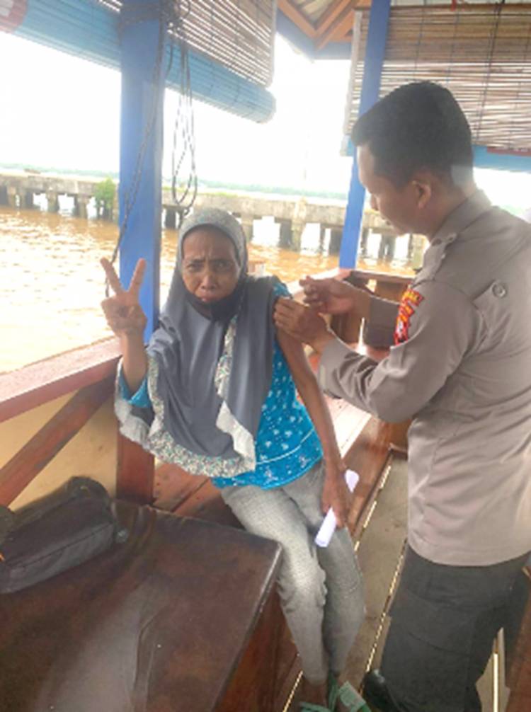 Bhabinkamtibmas Polsek Jajaran Polres Inhil Laksanakan Kegiatan Vaksinasi Door to Door Warga Lansia