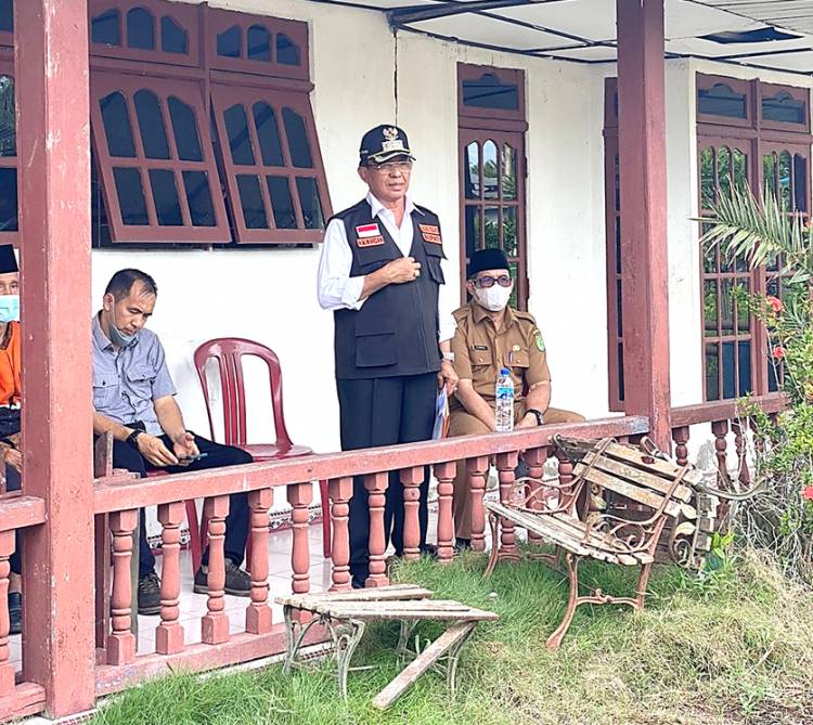 Tinjau Musibah Longsor di Kuindra, Bupati Inhil Serahkan Bantuan Sembako dan Makanan