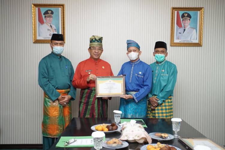 Bupati HM. Wardan Serahkan Piagam Adiwiyata kepada Empat Sekolah di Inhil  