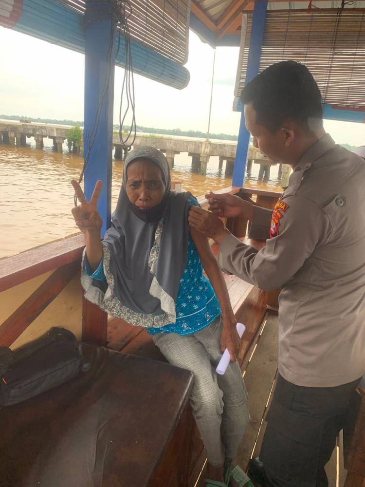 Polres Inhil Datangi Rumah Warga Lansia Untuk Vaksinasi