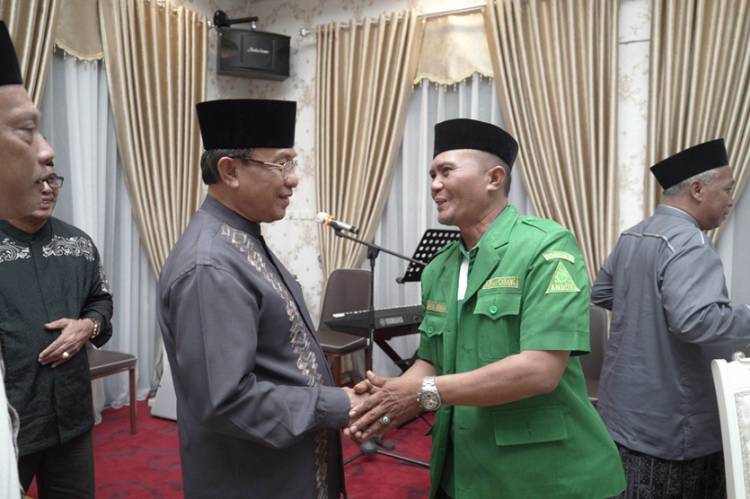 Pimpinan Pusat dan Pengurus Pesantren Tebu Ireng Dijamu Makan Malam di Kediaman Bupati Inhil