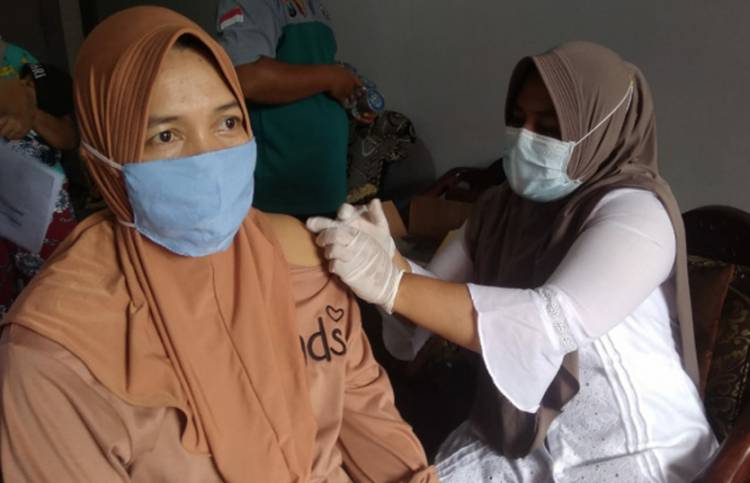 Percepat Upaya Herd Immunity, Pemdes Kertosari Inisiatif Lakukan Vaksinasi Door to Door