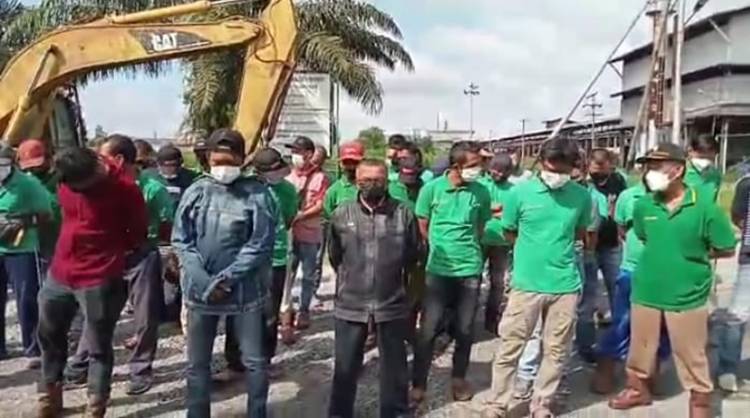 Gaji Dua Bulan Belum Dibayar, Puluhan Karyawan PT. ASI Datangi Kantor Management