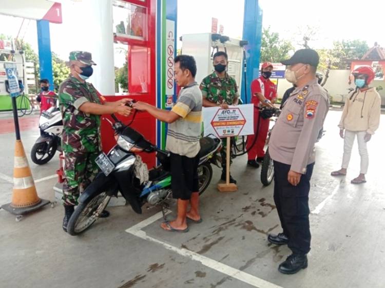 Babinsa dan Bhabinkamtibmas Desa Glonggong Kembali Ingatkan Prokes di Area Publik