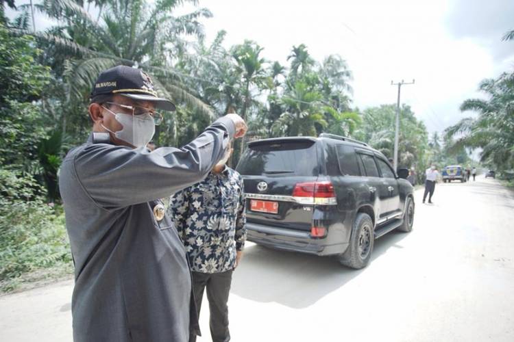 Bupati Inhil HM. Wardan Tinjau Pengerjaan Jalan Sungai Ara - Kilometer Delapan