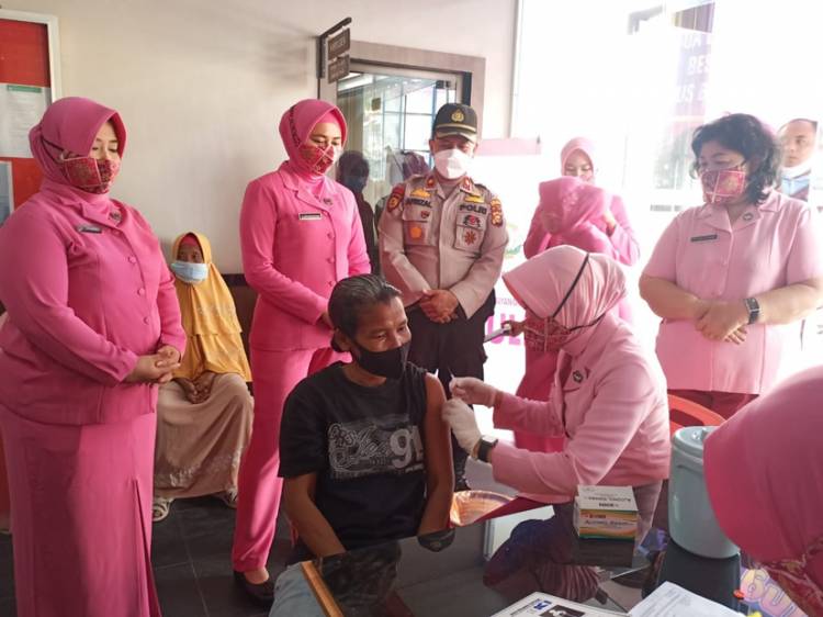 Bhayangkari Polres Inhil Gelar Kegiatan Vaksinasi dan Berikan Bansos di Wilkum Polsek Kateman