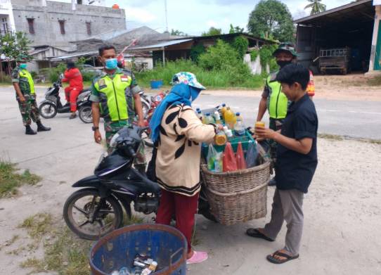Babinsa Koramil 04/Rupat Laksanakan Patroli Penegakan Disiplin Prokes Covid-19 di Tempat Keramaian
