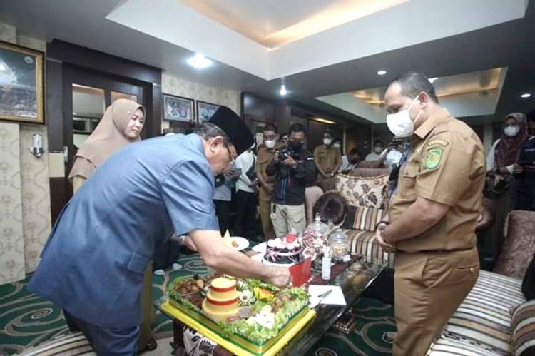 Bupati HM.Wardan Terharu Dapat Kejutan Dari Diskominfo Inhil di HUT-nya yang ke-61