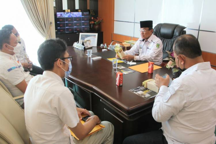 Kunjungi Bupati Inhil HM. Wardan, Kepala Perum Bulog Tembilahan Perkenalkan Beras Fortivit