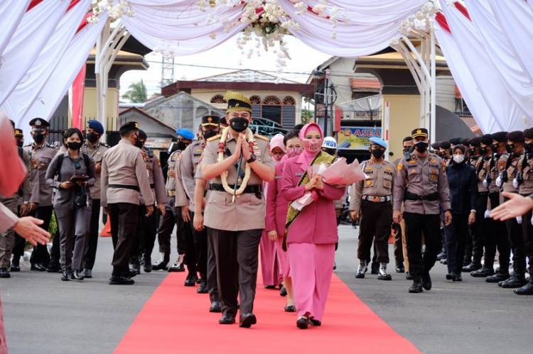 Resmi Masuki Mapolda, Kapolda Riau Irjen Pol Muhammad Iqbal Disambut Adat Tepuk Tepung Tawar