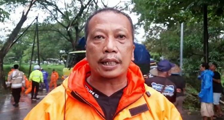 Akibat Hujan dan Pohon Tumbang, Jalan Nasional Perbatasan Jabar-Jateng Macet 5 Km
