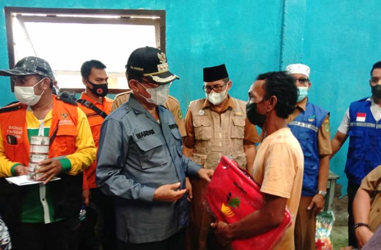Sigap, Bupati Inhil Langsung Tinjau Longsor di Desa Tanjung Baru dan Segera Respon Kebutuhan Warga