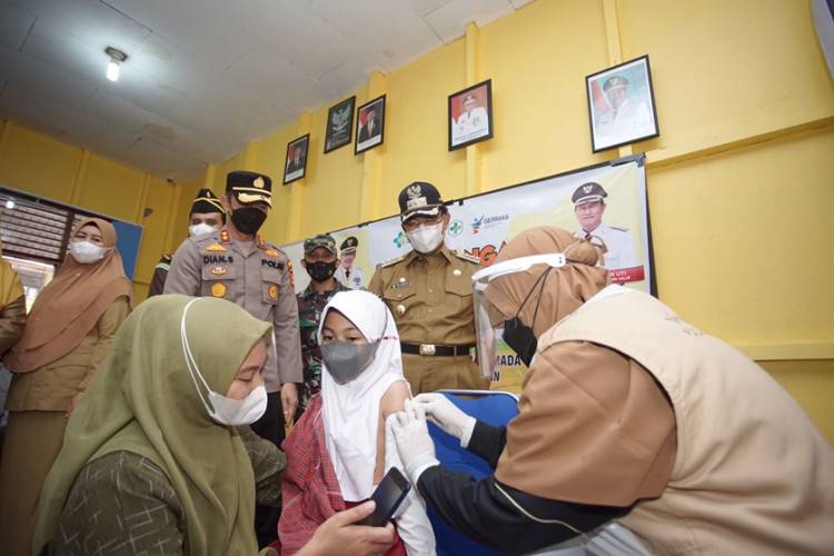 Bupati Inhil HM.Wardan Bersama Forkompida Tinjau Vaksinasi untuk Anak Usia 6 - 11 Tahun