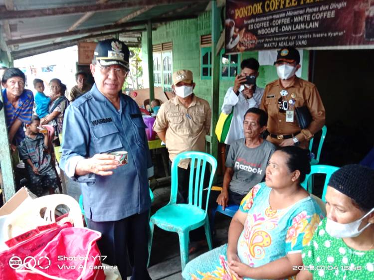 Kunjungi Korban Longsor, Bupati Inhil Ingatkan Warga Agar Tidak Lagi Membangun Hunian di Tepi Pantai