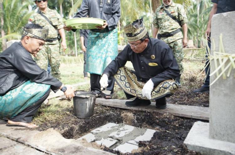 Bupati Inhil Letakkan Batu Pertama Pembangunan Rumah Adat LAMR di Kecamatan Mandah