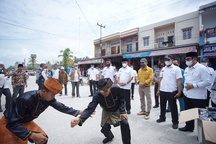 Bupati Inhil HM. Wardan Menghadiri Acara Syukuran Terpilihnya Kades Kota Baru Seberida
