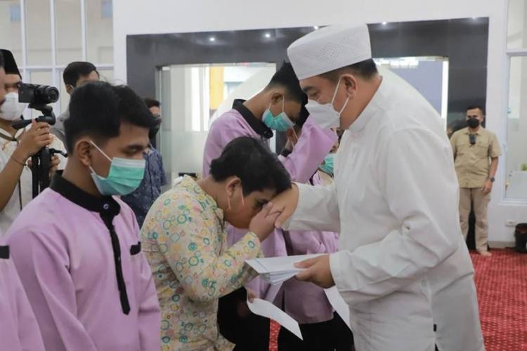 Kapolda Riau Berikan Santunan Anak Yatim Piatu dan Office Boy Serta Gelar Yasinan dan Doa Bersama