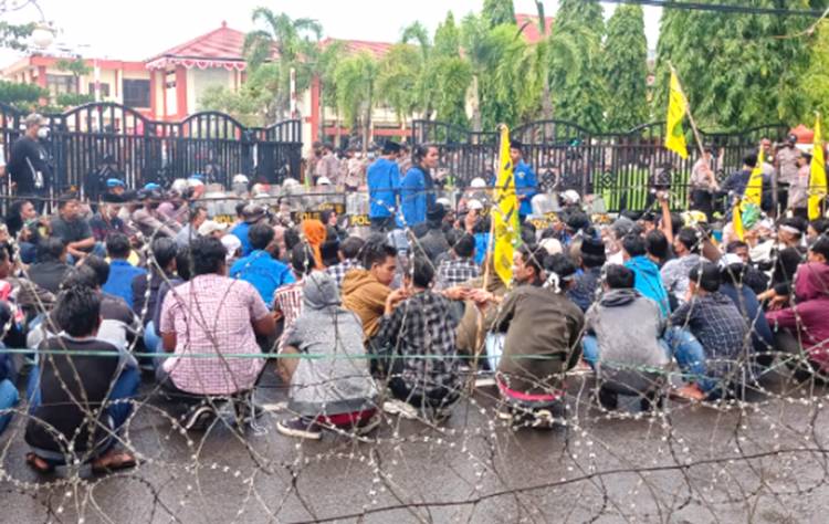 Kadisdik Sumenep yang Baru Dilantik di Demo Mahasiswa, Dianggap Tak Kompeten dan Minta Dicopot