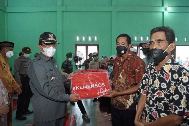 Serahkan Bantuan, Bupati Inhil HM. Wardan Janji Bantu Pembangunan Rumah Korban Kebakaran