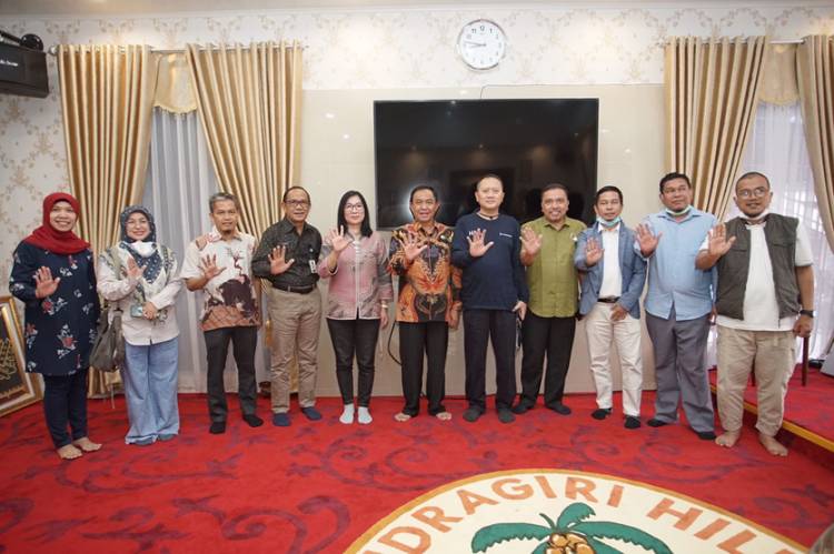Usai Jamu Sarapan Dirut Bank Riau Kepri dan Direktur ICC, Bupati Inhil Perlihatkan Kerajinan dari Turunan Kelapa