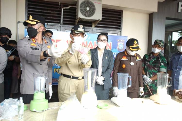 Bupati HM. Wardan Turut Memusnahkan BB Narkoba di Mapolres Inhil 