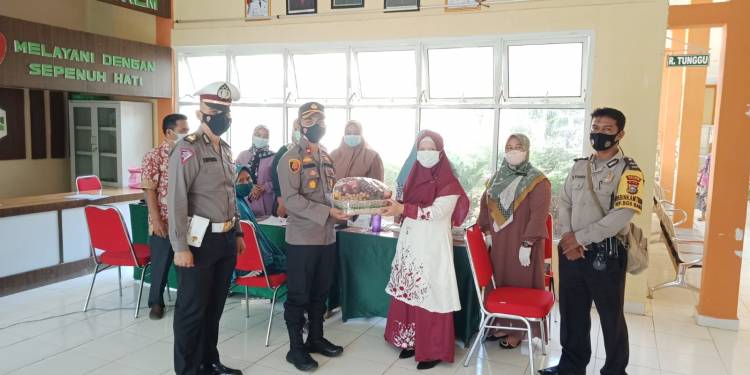 Kapolsek Bagan Sinembah Berikan Bingkisan ke Puskesmas Bortrem Sebagai Bentuk Support pada Nakes