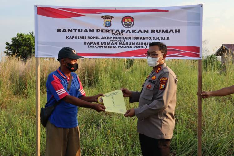 Wartawan Berusia 65 Tahun di Rohil ini Mendapat Bantuan Berupa Pertapakan Rumah dari Kapolres