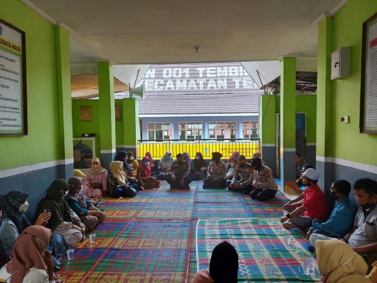 Tim Sosialisasi Dan Edukasi Polres Inhil Berikan Penyuluhan Vaksinasi Anak Di SDN 003 Tembilahan.