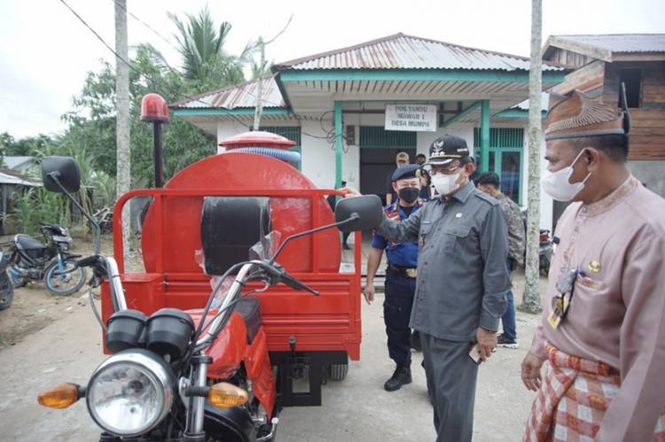 Satu Unit Motor Damkar Diserahkan Bupati Inhil Saat Kunker dan Baksos Sunatan Massal di Desa Mumpa