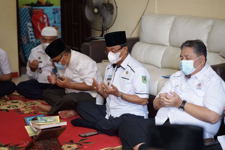 Bupati HM. Wardan Melayat ke Rumah Almarhumah Hj. Asmah Binti Ahmad, Mertua Kepala BKPSDM Inhil