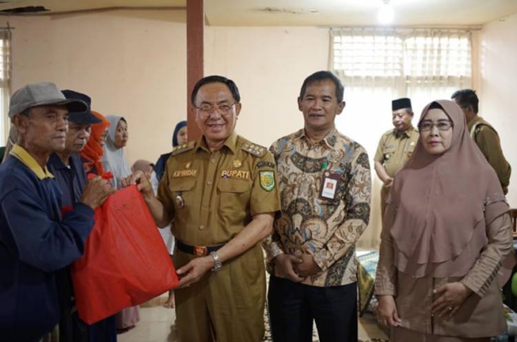 Bupati Inhil Salurkan Bansos untuk 100 Lansia dan Disabilitas pada Empat Kecamatan 