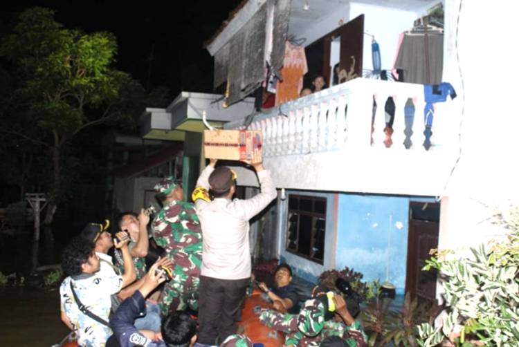 Kapolres Sampang Dampingi Pangdam V Brawijaya Bantu Korban Banjir di Kawasan Sampang Kota