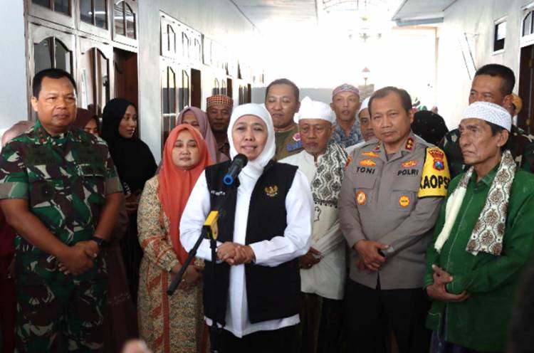 Forkopimda Jatim Berikan Bansos ke Pondok Pesantren Terdampak Banjir di Kabupaten Sampang