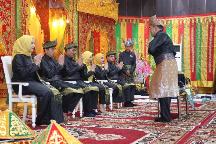 Kapolres Inhil ikuti Proses Tepuk Tepung Tawar dengan Hikmat.