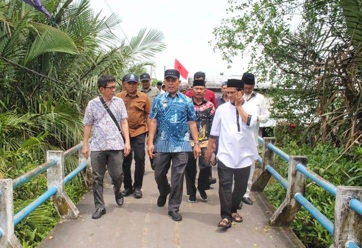 Pj Bupati Inhil Herman Tinjau Jembatan Penghubung Yang Baru Direnovasi
