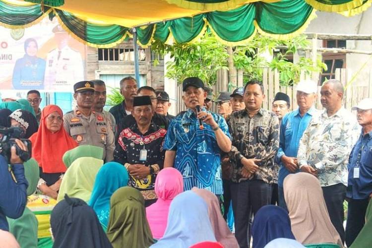 Pj Bupati Inhil Herman Tinjau Pelaksanaan Pasar Murah Di Kecamatan Tanah Merah