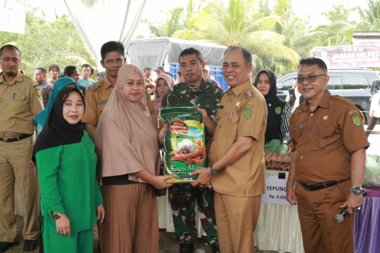Pj Bupati Inhil Herman Buka Pasar Murah Di Kelurahan Harapan Tani