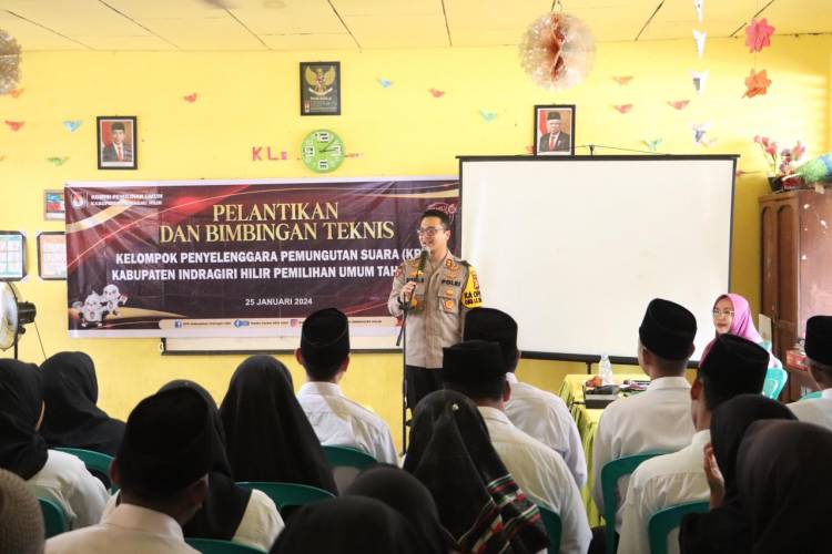 Kapolres Inhil Berikan Bimtek Kepada 210 KPPS dan 7 PPS di Kelurahan Sungai Salak Kecamatan Tempuling.
