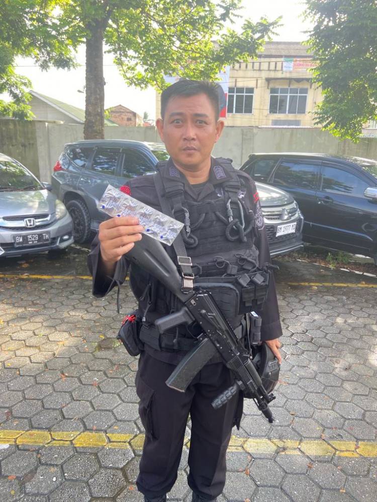 Pastikan Kesehatan Personel Ops Lilin-LK, Satgas Banops Subsatgas Dokkes Berikan Multivitamin