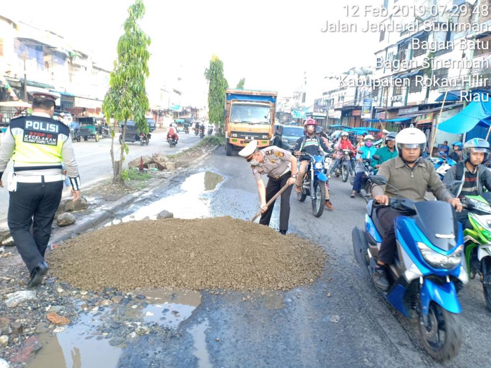 Lagi, Kapolsek Beserta Jajaran Unit Lantas Bagan Sinembah Menimbun Jalan Berlubang Lintas Riau-Sumut